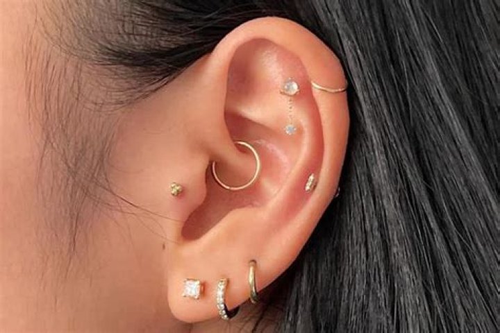Can you dye your hair with a new ear piercing?