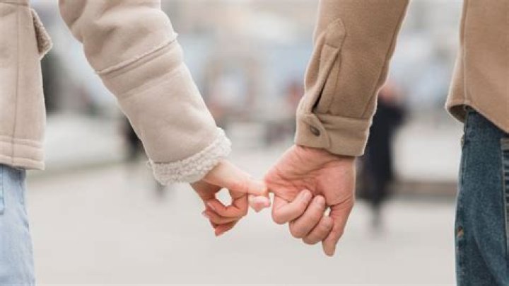 Can you hold hands in Qatar?