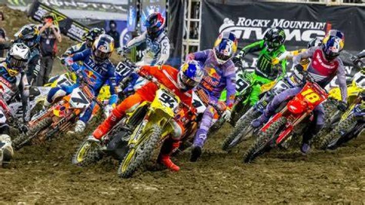 How much do professional motocross riders make a year?